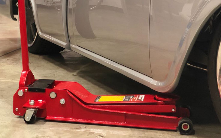 Low profile floor clearance jack